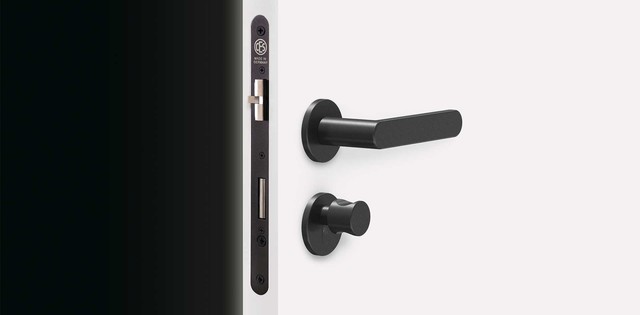 Ensemble complet avec serrure et cylindre Ensemble composé d'une serrure à mortaiser et d'un cylindre à bouton en Midnight Black monté sur porte blanche
