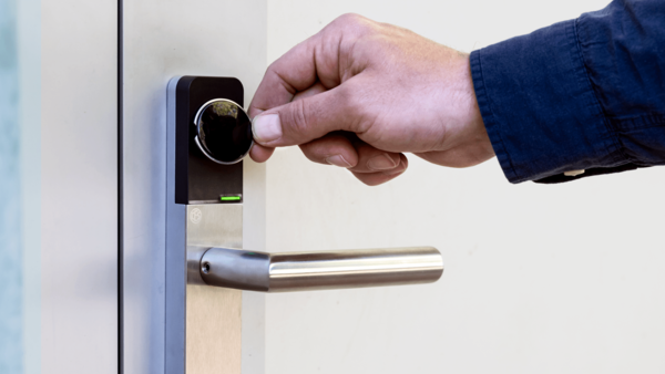 Electronic door hardware